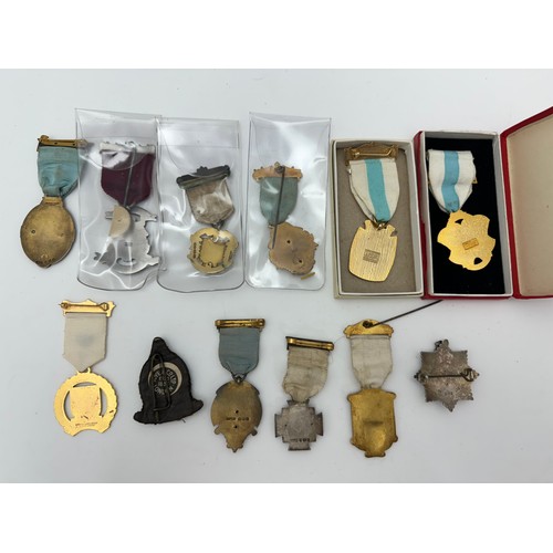 95 - Range of 12 Masonic jewels etc. Five silver and enamel jewels to include R.M.I.G 1927,  R.M.I.G 1921... 