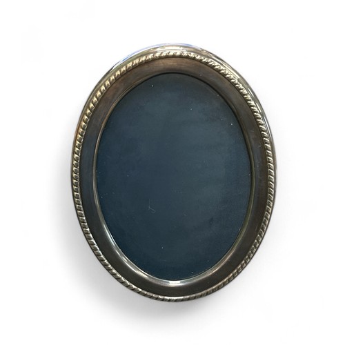 141 - Oval silver photo frame by Carr’s of Sheffield, 1989. Hallmarked.