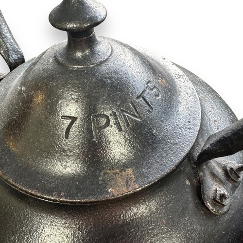 261 - A cast iron 7 pint Gypsy kettle by T Sheldon & Co, marked No IX to lid and base.