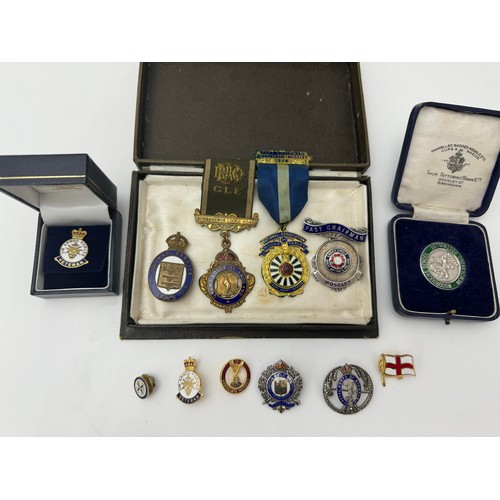 144 - A small collection of enamel badges, medals, military,  Masonic jewels etc. Includes a 1915 On War S... 