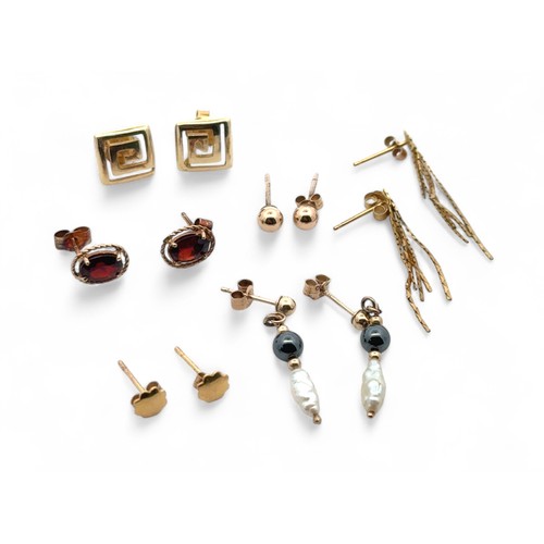 70 - Several pairs of gold earrings including a pair of 585 stud earrings, 2 pairs of 9ct stud earrings, ... 