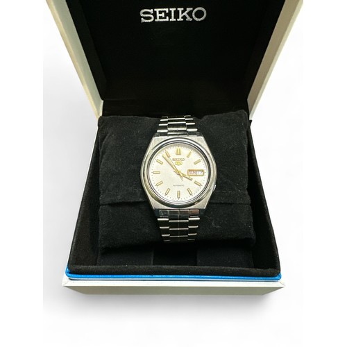 123 - Seiko, Gent's Seiko 5 Automatic Day Date Wristwatch - Boxed with original papers. Serial No. 568961,... 