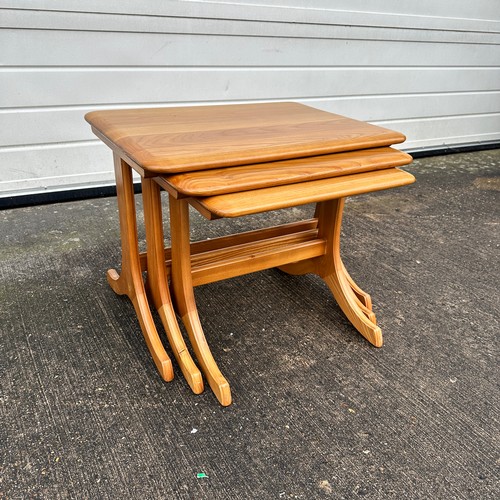 428 - An Ercol style mid-century elm nest of tables. Height 44cm, length 58cm, depth 44cm, smallest height... 