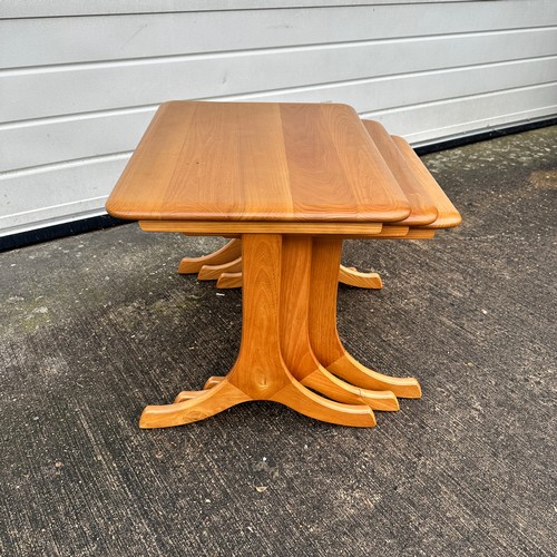 428 - An Ercol style mid-century elm nest of tables. Height 44cm, length 58cm, depth 44cm, smallest height... 