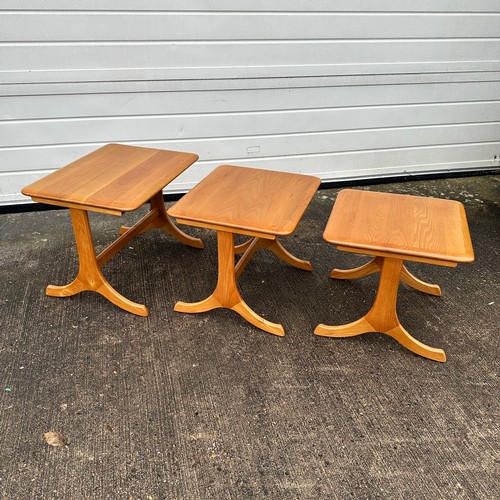 428 - An Ercol style mid-century elm nest of tables. Height 44cm, length 58cm, depth 44cm, smallest height... 