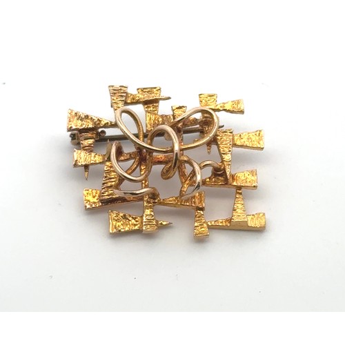 62 - A 9ct gold brutalist design openwork brooch with base metal pin. Hallmarks to reverse for AJH, Birmi... 