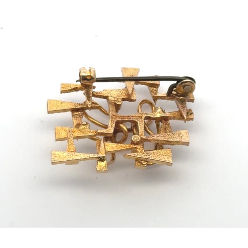 62 - A 9ct gold brutalist design openwork brooch with base metal pin. Hallmarks to reverse for AJH, Birmi... 