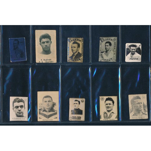 328 - Yugoslavia, 1948-1960 soccer gum cards, noted teams, star players, various series. Mixed condition. ... 