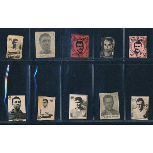 328 - Yugoslavia, 1948-1960 soccer gum cards, noted teams, star players, various series. Mixed condition. ... 