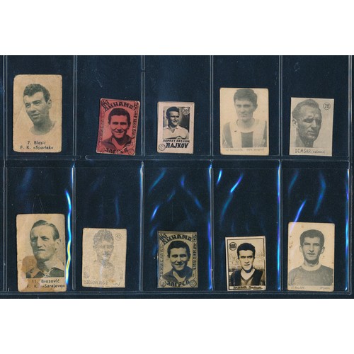 328 - Yugoslavia, 1948-1960 soccer gum cards, noted teams, star players, various series. Mixed condition. ... 