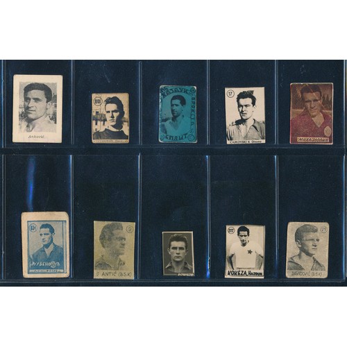 328 - Yugoslavia, 1948-1960 soccer gum cards, noted teams, star players, various series. Mixed condition. ... 