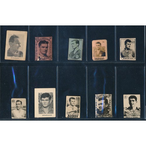 328 - Yugoslavia, 1948-1960 soccer gum cards, noted teams, star players, various series. Mixed condition. ... 