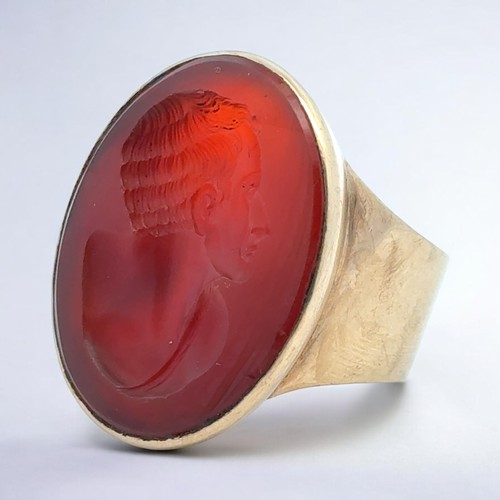 10 - A gold carnelian intaglio seal ring depicting a Roman man. Unmarked but tests as 9ct using XRF.  Siz... 