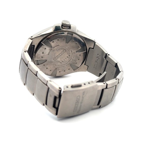 117 - A gents Seiko Sportura Kinetic Auto Relay titanium watch. Model 5J22-OC28. Watch appears to be in wo... 