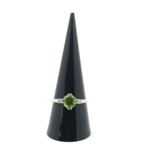 21 - A peridot ring with diamond accents in 9ct white gold. Size R.