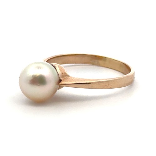 38 - A pearl ring stamped 14k, size K.