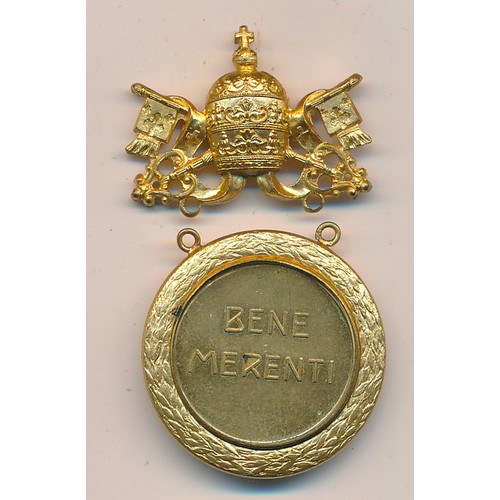 167 - Gilt metal Bene Merenti medal for Pope Pius XII housed in Tanfani & Bertarella Roma box.