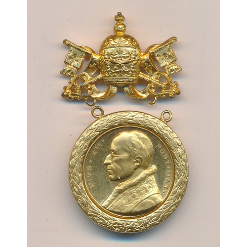 167 - Gilt metal Bene Merenti medal for Pope Pius XII housed in Tanfani & Bertarella Roma box.