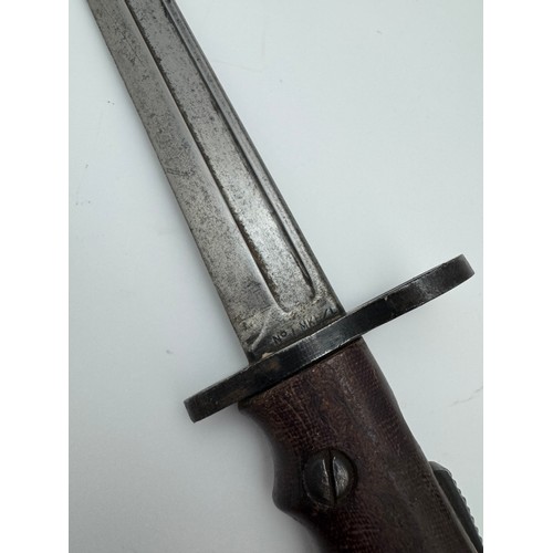 104 - British No7 Lee Enfield Bayonet, blade stamped No.7 MK1/L, hilt is in working order. 