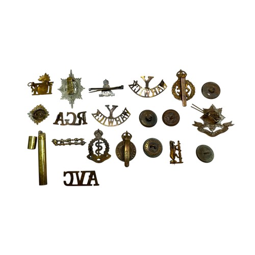 149 - Small range with cap badges A.V.C., R.A.M.C., Worcesters, A.C.C., shoulder titles Y/Warwick (2), A.V... 