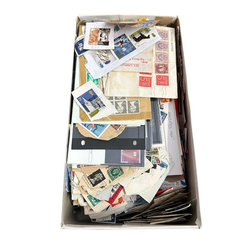 8 - World stamp collection in The Lincoln Stamp album, Davo album, two stockbooks and loose. The Lincoln... 