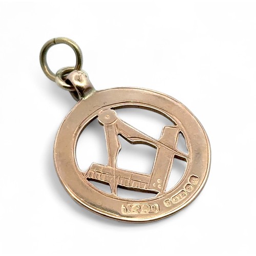 51 - A Masonic 9ct gold pendant, 2cm diameter.