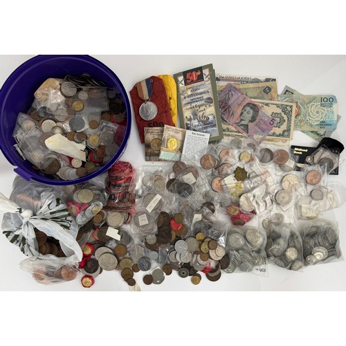 257 - A World coin collection with strength in British pre-decimal coinage, also a small range of banknote... 