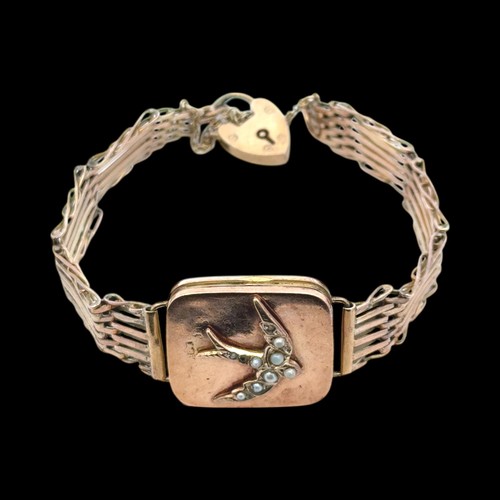 22 - A gold gate link bracelet locket set with seed pearls,  the locket 25mm x 21mm.
18.39g