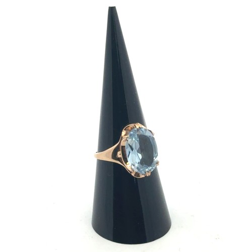 47 - A 9ct gold and oval blue synthetic spinel ring, size N. 3.26g