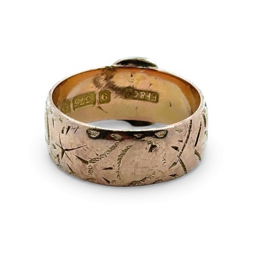 13 - A 9ct gold buckle ring, engraved with leaves. Size N. 1915 Birmingham hallmarks.