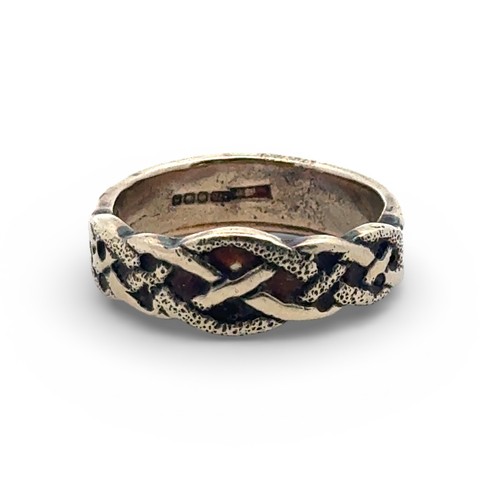 61 - A 9ct gold Celtic knot ring, size L. 3.66g