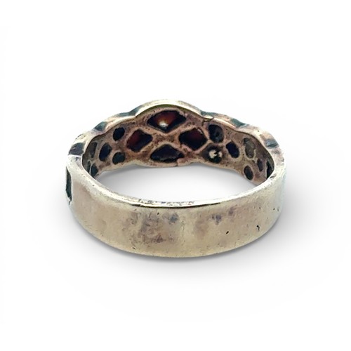 61 - A 9ct gold Celtic knot ring, size L. 3.66g