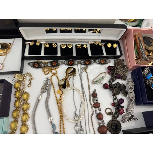 114 - A quantity of silver, white metal and costume jewellery