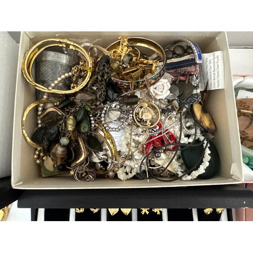 114 - A quantity of silver, white metal and costume jewellery