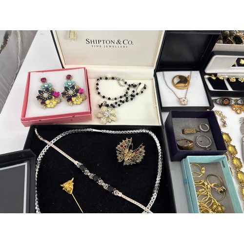 114 - A quantity of silver, white metal and costume jewellery