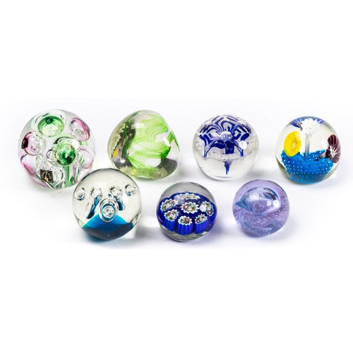 641 - Paperweights, a range of seven glass paperweights. Includes; Langham Mooncrystal etc. (7)