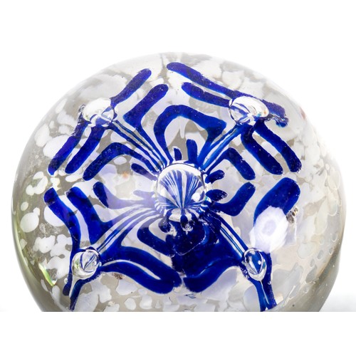 641 - Paperweights, a range of seven glass paperweights. Includes; Langham Mooncrystal etc. (7)