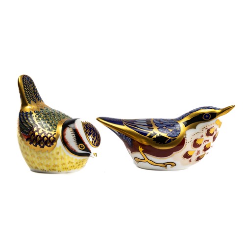 528 - Royal Crown Derby, a pair of Royal Crown Derby bird paperweights. Includes; Nuthatch (silver stop) &... 