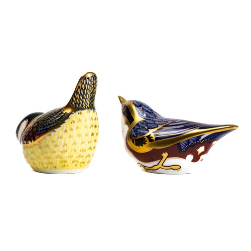 528 - Royal Crown Derby, a pair of Royal Crown Derby bird paperweights. Includes; Nuthatch (silver stop) &... 