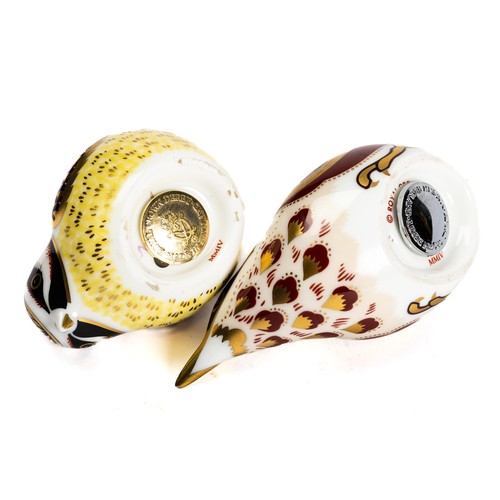 528 - Royal Crown Derby, a pair of Royal Crown Derby bird paperweights. Includes; Nuthatch (silver stop) &... 