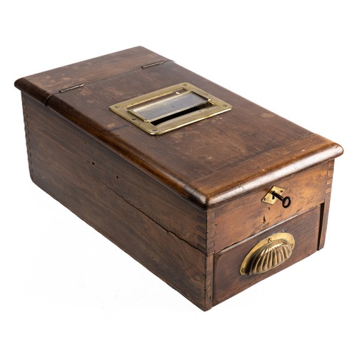661 - Vintage wooden cash register with brass shell handle and key. Height 16.5cm, length 43cm, width 24cm... 