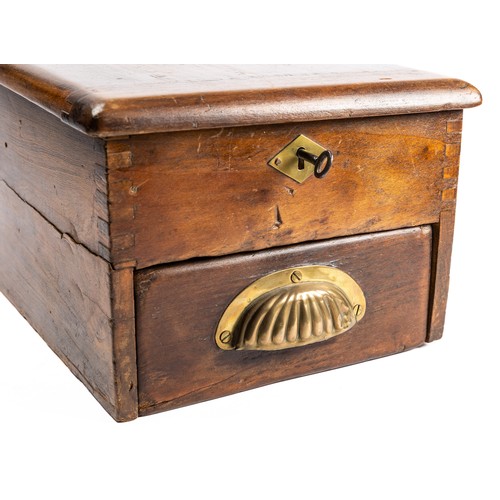 661 - Vintage wooden cash register with brass shell handle and key. Height 16.5cm, length 43cm, width 24cm... 