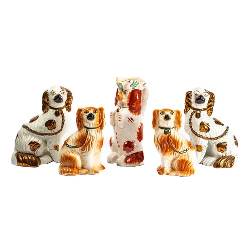 539 - Staffordshire, a range of Staffordshire spaniel figures, four dogs and one jug. Five total. (5)