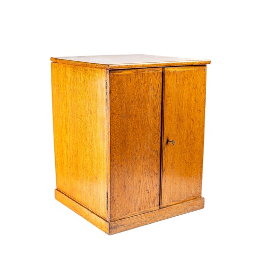 662A - A mahogany six drawer collectors cabinet with locking doors (key included). H48cm x W37cm x D35cm.