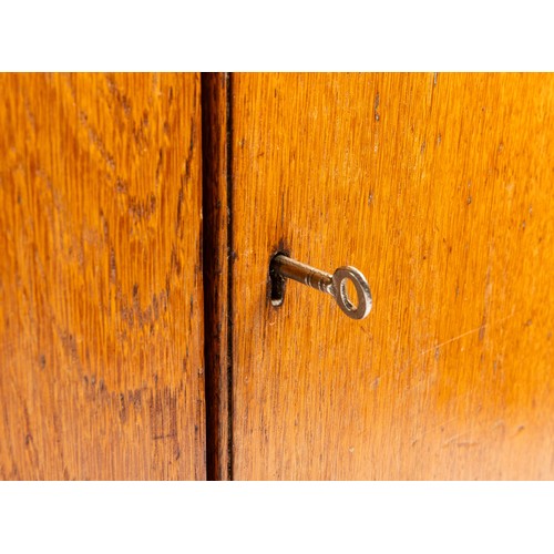 662A - A mahogany six drawer collectors cabinet with locking doors (key included). H48cm x W37cm x D35cm.