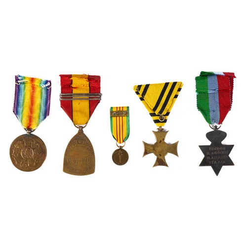 527 - World medal range with:
1. Belgium WW1 War Medal with 3 bars. 
2. Belgium WW1 Victory Medal.
3. Aust... 