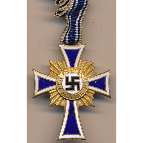 539 - Third Reich Mother's Cross in gold, some minor enamel damage, in box of issue, lid stamped on the in... 