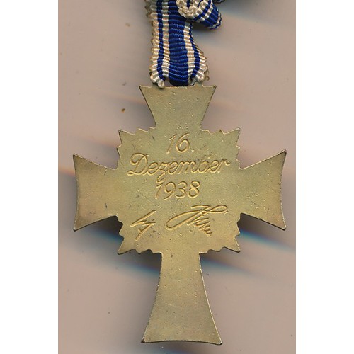 539 - Third Reich Mother's Cross in gold, some minor enamel damage, in box of issue, lid stamped on the in... 