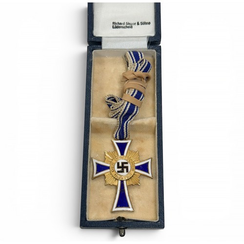 539 - Third Reich Mother's Cross in gold, some minor enamel damage, in box of issue, lid stamped on the in... 