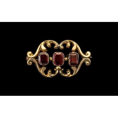 206A - Victorian 9ct Garnet Set Brooch, Garnets of Good Colour and Form, Set In a Lovely Design 9ct Gold. 1... 